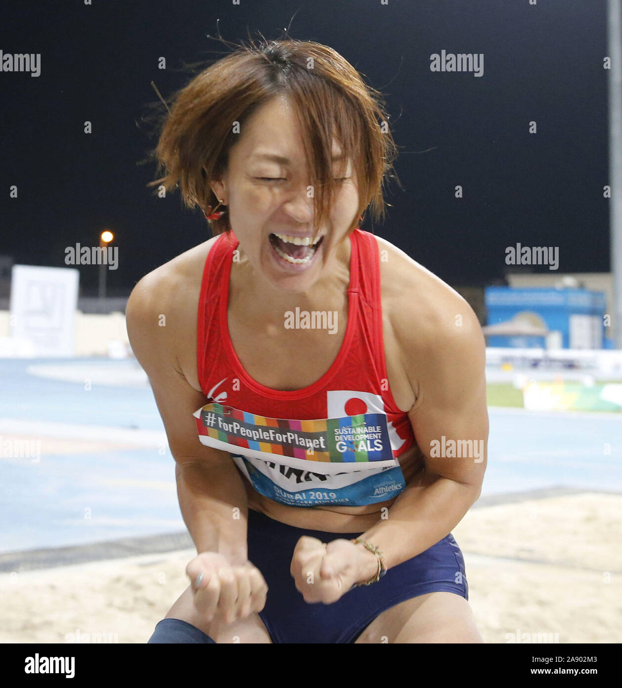 Maya Nakanishi du Japon célèbre après en sautant 5,37 mètres au cours de la WOMEN'S T64 saut en événement au monde Para athlétisme Championnats du monde à Dubaï le 11 novembre 2019. Nakanishi a remporté l'or. (Kyodo) = =PANAPRESS Photo via Crédit : Newscom/Alamy Live News Banque D'Images