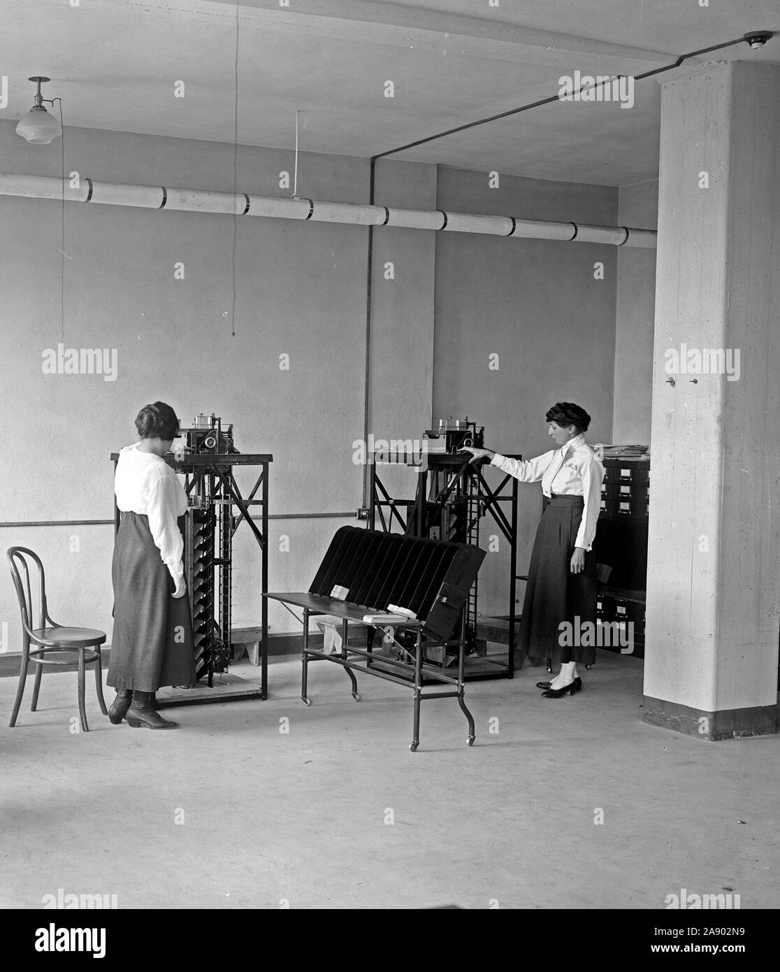 Les travailleurs à l'intérieur de la Tabulating Machine Company ca au début des années 1900. Banque D'Images