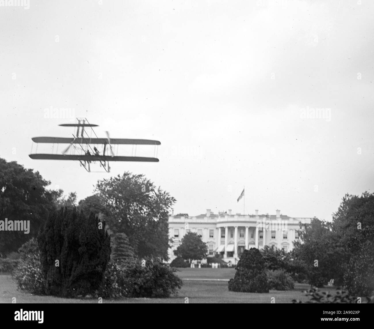 Aviator Henry Atwood décolle dans un avion de type B des frères Wright de la pelouse de la Maison Blanche ca. Juillet 1911 Banque D'Images