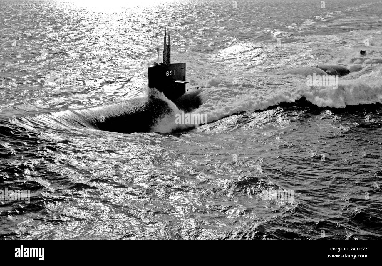 1977 - vue aérienne avant bâbord vue sur le sous-marin d'attaque à propulsion nucléaire USS MEMPHIS (SSN-691) en cours. Banque D'Images