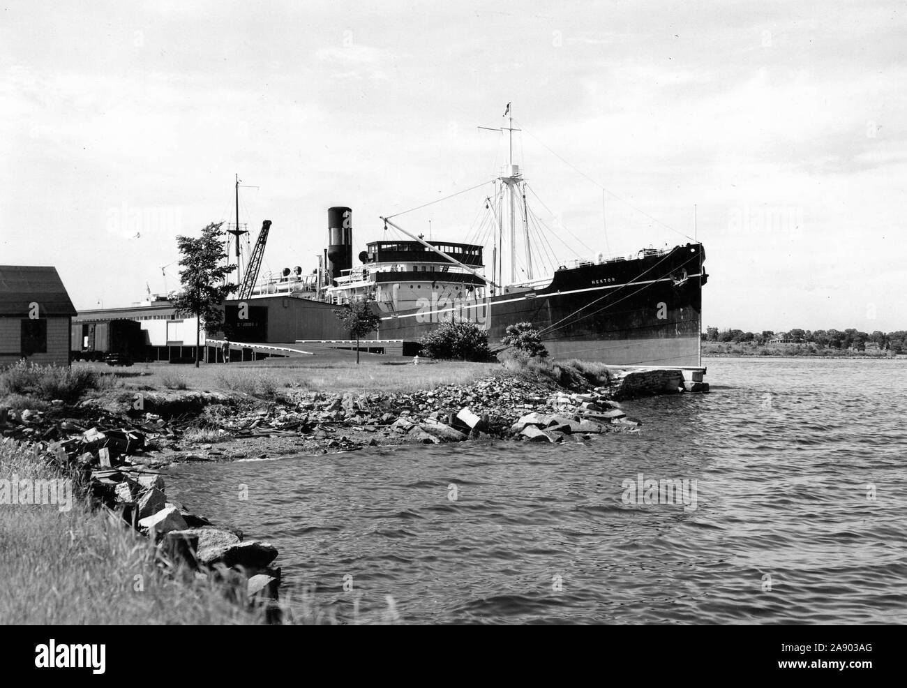 Cette photographie illustre l'Hektor SS à partir de la Norvège, a accosté à Providence Rhode Island avec bois d'une cargaison en provenance de Russie 1937. Banque D'Images