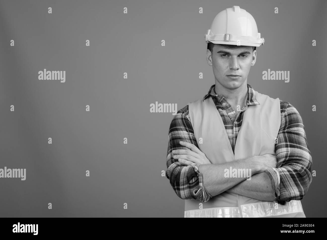 Portrait of young handsome man construction worker en noir et blanc Banque D'Images