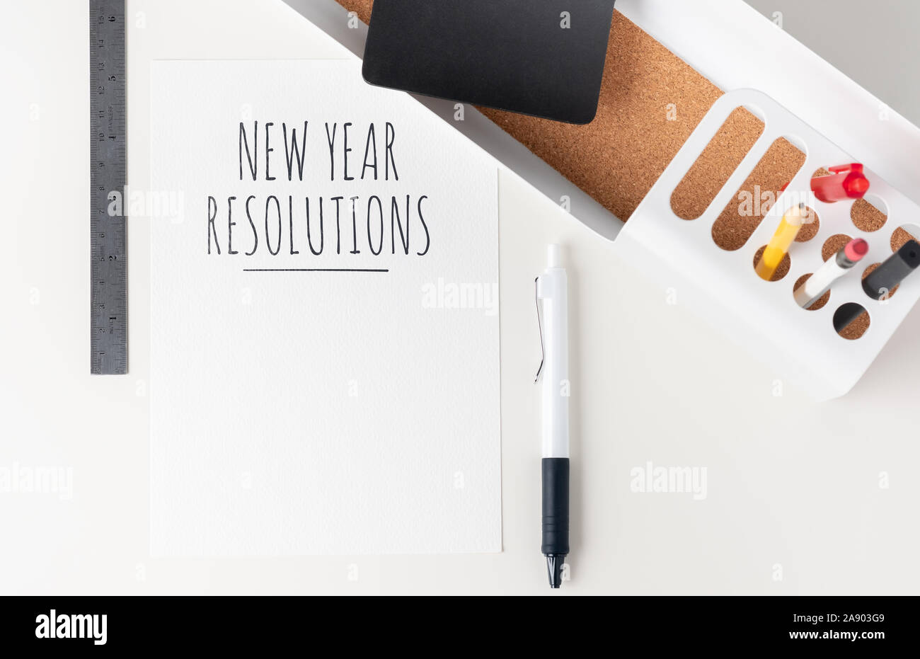 Vue supérieure de la résolutions pour la nouvelle année 2020 note sur papier papeterie de bureau moderne sur tableau blanc.crayon, bloc-notes, stylo et crayon règle,fort avec la maquette de l'usine.p Banque D'Images