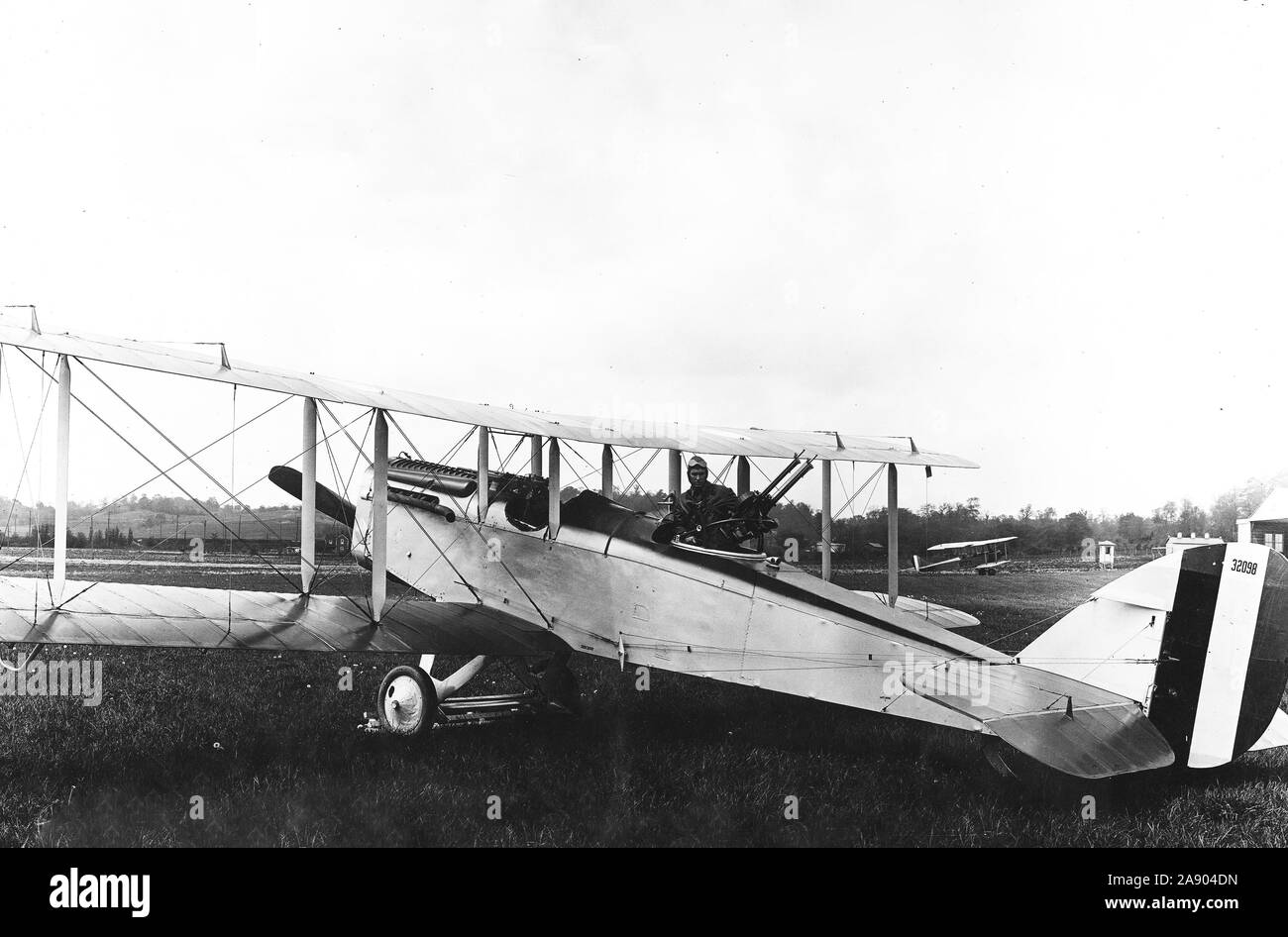 5/4/1918 - MFR. Des avions à l'usine de Dayton-Wright Co., Dayton & Ville Moraine, Ohio. Manning le Lewis dans uns De Haviland avion Banque D'Images