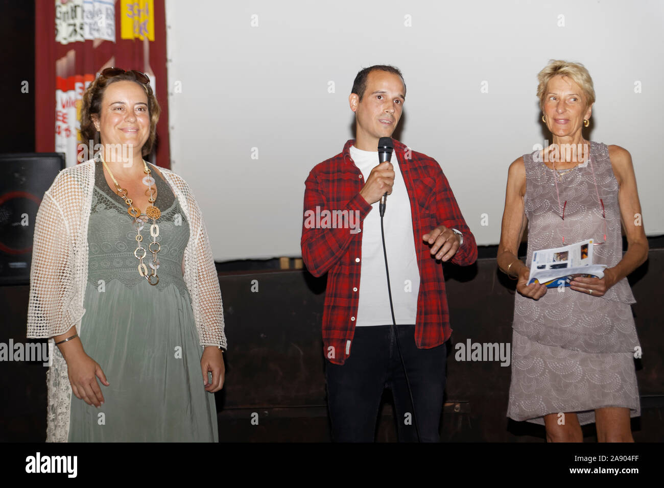 Sète, France. 9 juillet 2019. Une femme, Thibaud Pommier (C), acteur et Jeanne Corporon, assistent à la projection de 'le Graffiti' à Sète, France Banque D'Images