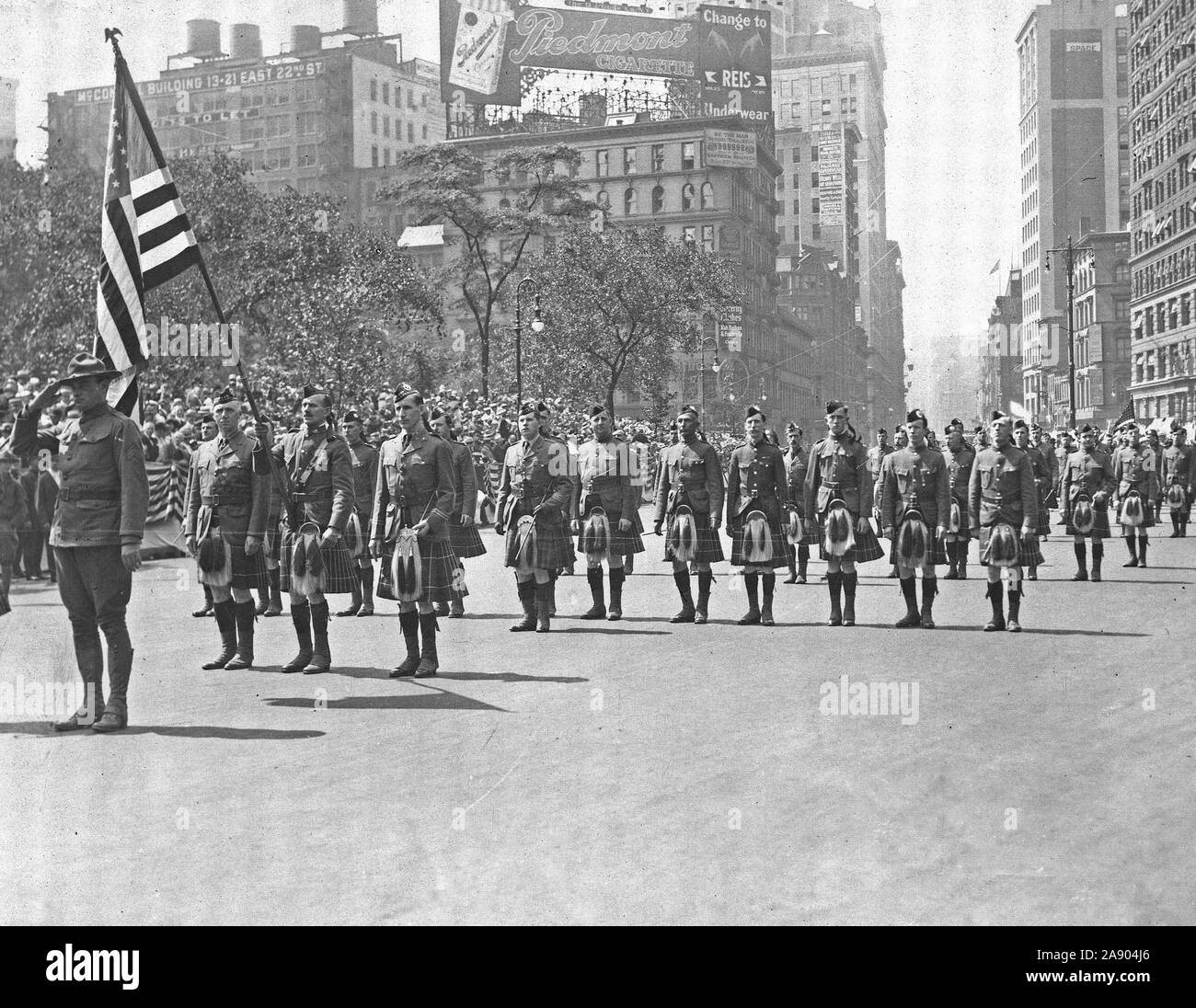 Cérémonies - Le jour de l'indépendance, 1918 - Independence Day Parade, Cinquième Avenue, New York City. Les hommes d'une Canadian Scottish Regiment. 4 juillet 1918 Banque D'Images