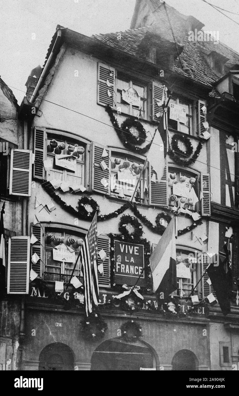 Libéré Strasbourg. Maison sur le Quai des Bateliers à Strasbourg. Des affiches de 'Longue vie à Wilson, Lloyd George, Clemenceau, Foch et Poincare : lanternes et artistiquement décoré avec des guirlandes et des drapeaux, annoncer la victoire finale des alliés Banque D'Images