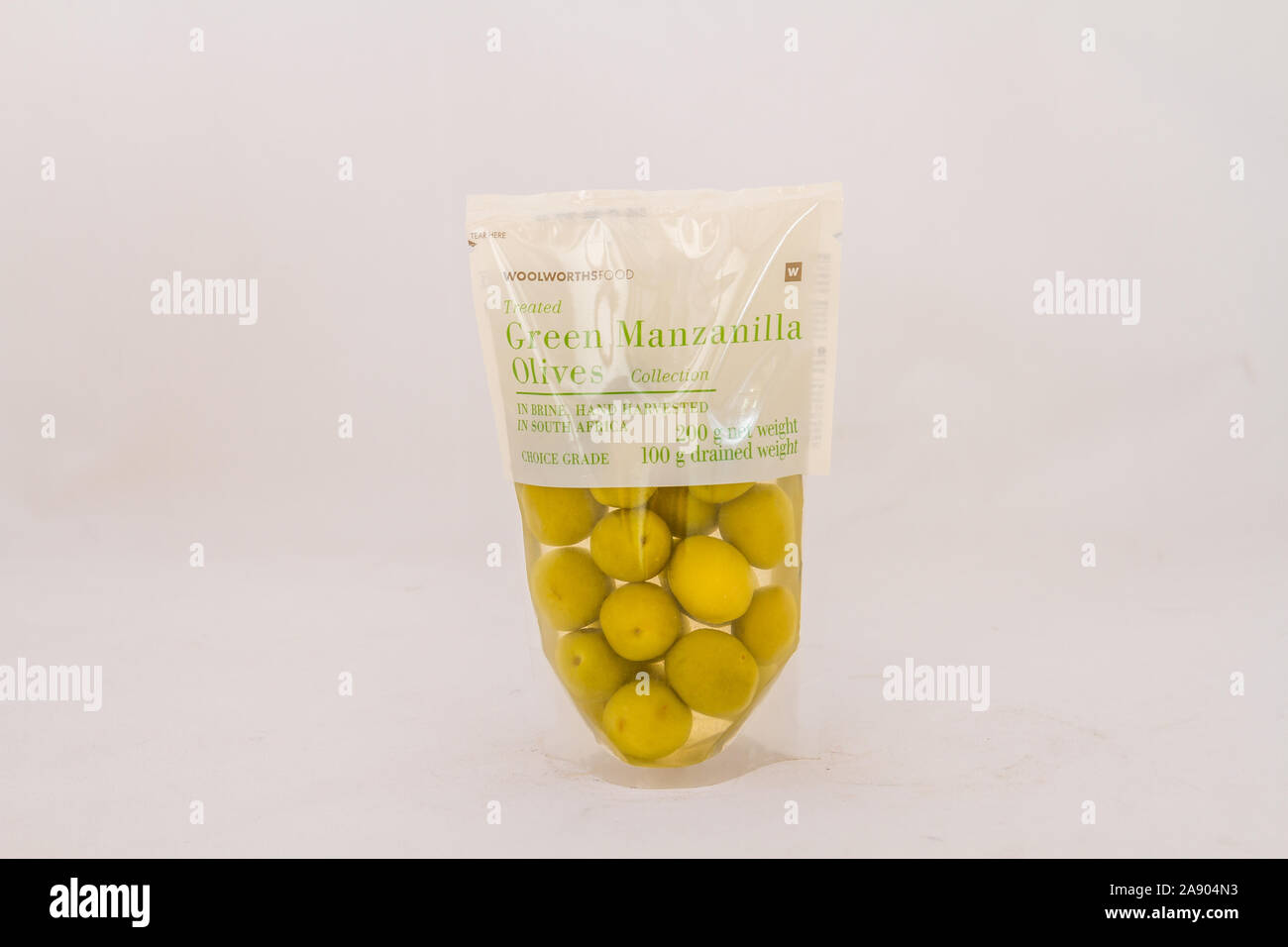 Alberton, Afrique du Sud - un sac de Woolworths Food green olives manzanilla isolé sur un fond clair avec image copy space Banque D'Images