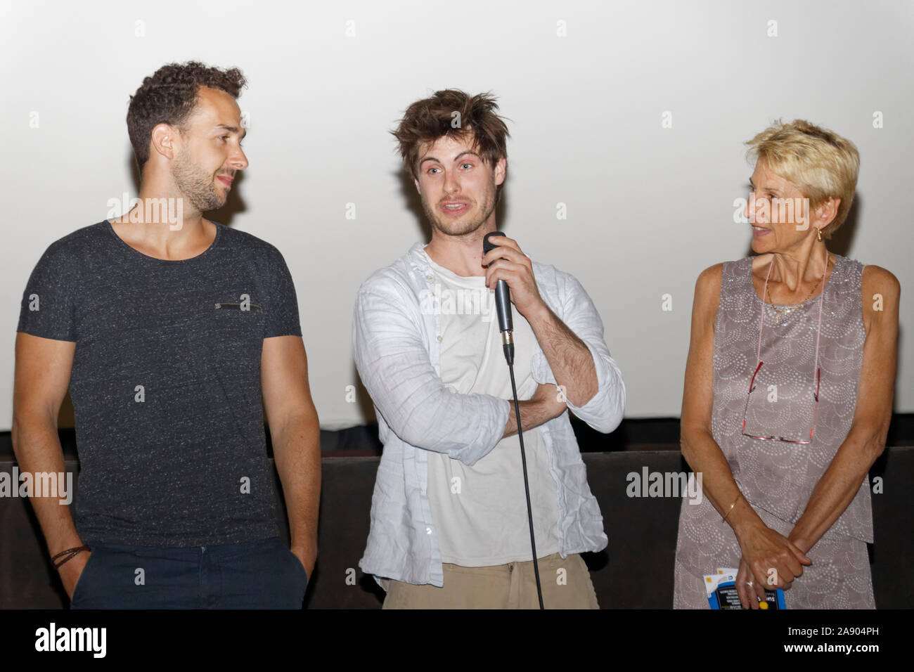 Sète,France.9 juillet, 2019.un acteur, Hélie Chomiac,(C) réalisatrice Jeanne Corporon assiste à la projection de 'le nouvel ami' à , Sète,France Banque D'Images