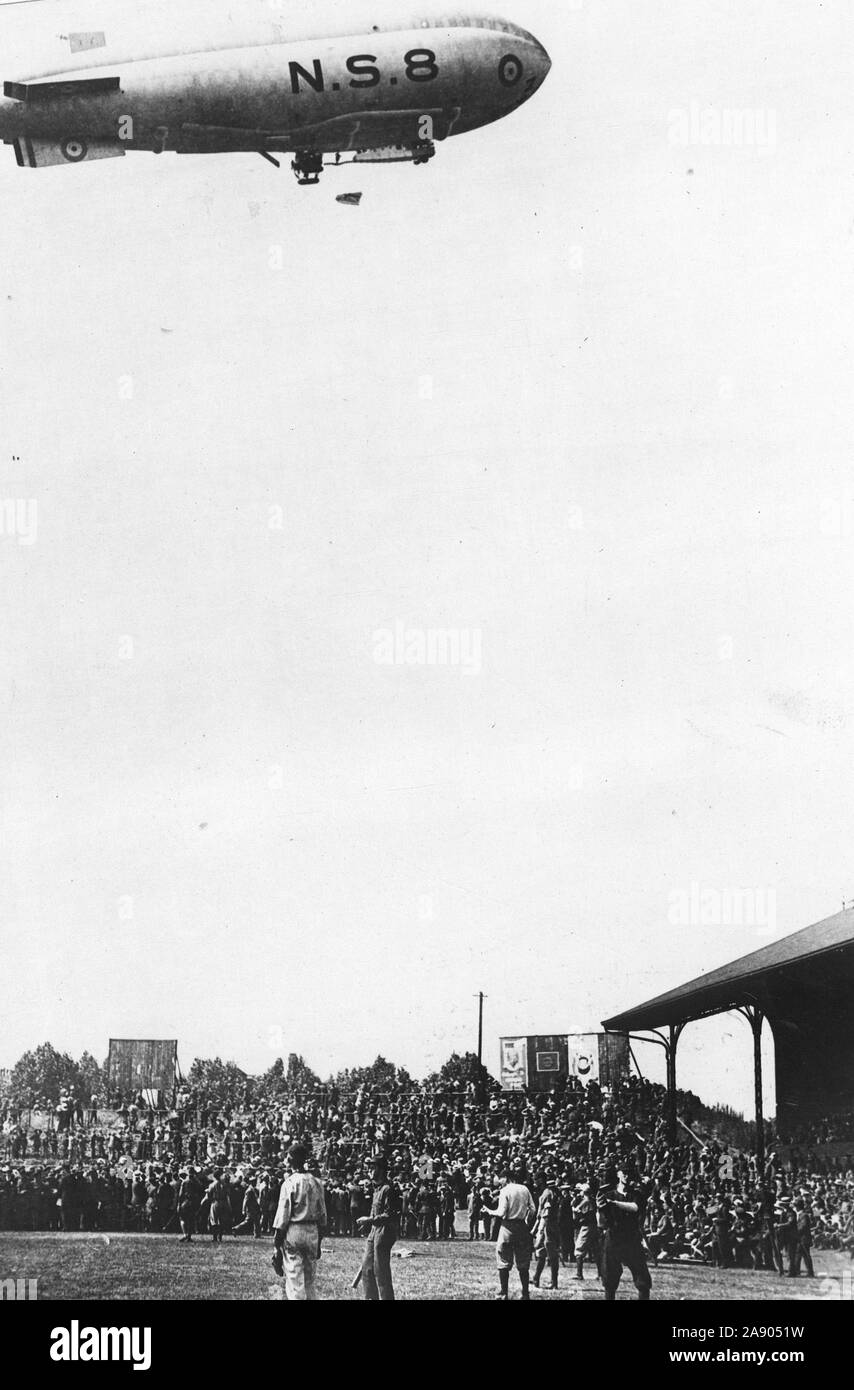 Flis dirigeable sur Ball Park, où joue la Ligue américaine. Le jour de l'indépendance en Angleterre l'armée américaine et de la marine nationale de baseball au Chelsea Park. Un énorme dirigeable passa sur le terrain pendant le jeu, et les joueurs ont perdu l'intérêt pour le jeu pour un moment pour regarder le dirigeable Banque D'Images