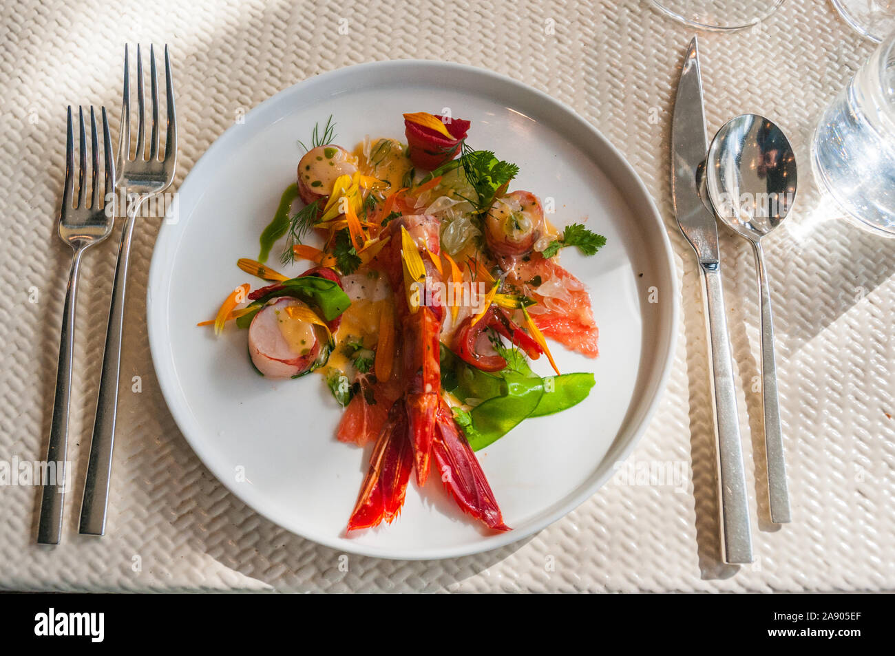 Méditerranée mijotés crevettes carabiniers, pamplemousse, tomate confite et les pois mange-apéritif servi au restaurant du Puli Phenix. Banque D'Images