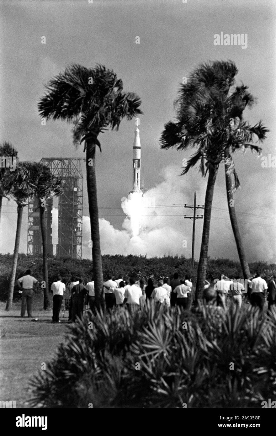 (11 octobre 1968) --- Le 7 Apollo/Saturn IB véhicule spatial est lancé depuis le Centre spatial Kennedy, le complexe de lancement de 34 à 11 h 03 (HAE), le 11 octobre 1968. Apollo 7 (101 satellites de Saturne/205) est le premier de plusieurs vols habités visant à qualifier le vaisseau spatial pour le demi-million de milles aller-retour vers la lune. À bord du vaisseau Apollo sont des astronautes Walter M. Schirra Jr., commandant ; F. Donn Eisele, pilote du module de commande ; et Walter Cunningham, pilote du module lunaire. Banque D'Images