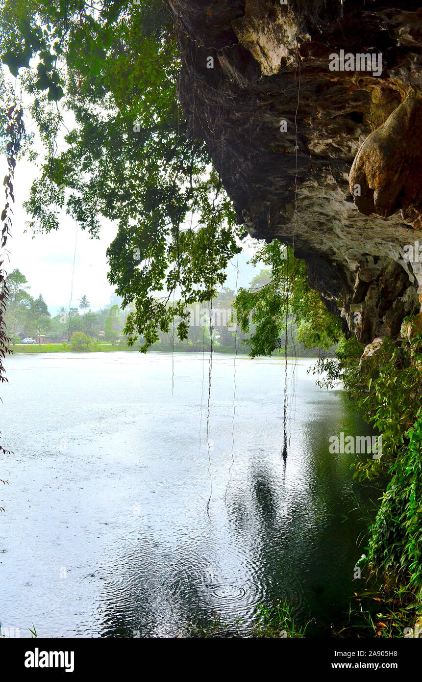 Le magnifique lac qui est en face de la grotte de Tham Sam Rock Art à Phang Nga Ville Asie Thaïlande Banque D'Images