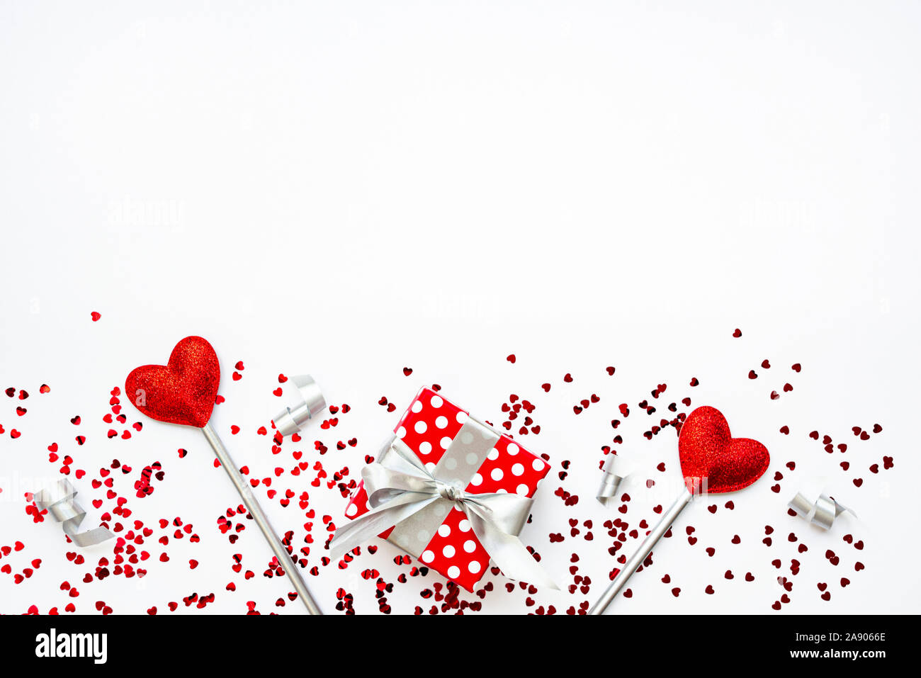 L'amour deux baguettes magiques et un cadeau. Concept de la Saint-Valentin. Copier l'espace. Banque D'Images