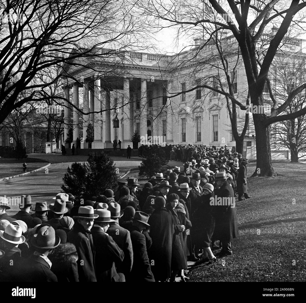 Cette photo montre une partie de la foule qui fait la queue à la main du Président et Mme Hoover à l'assemblée annuelle de la réception de la Maison Blanche le jour de l'an ca. 1930 Banque D'Images