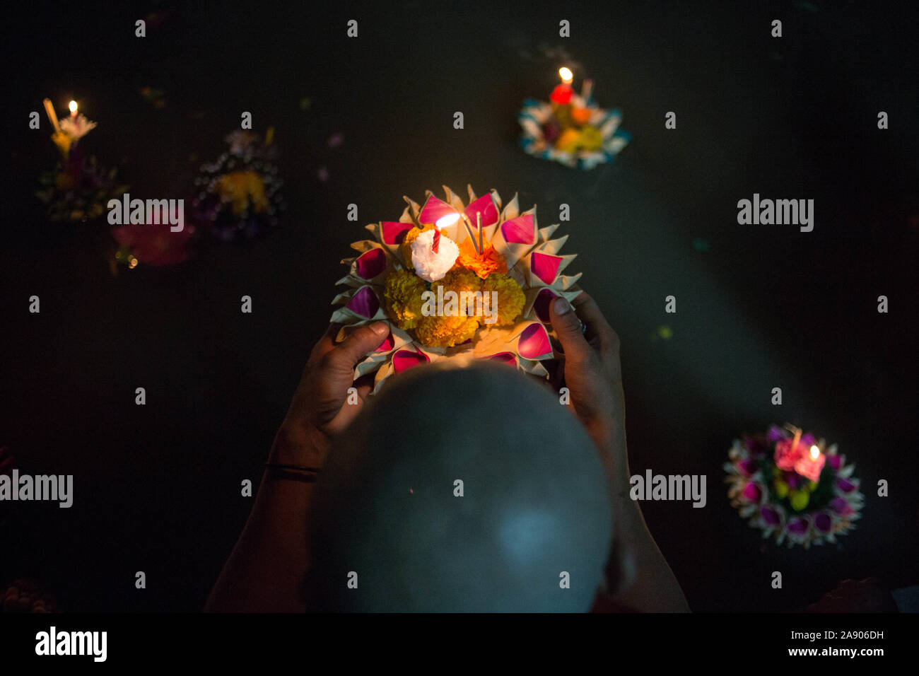Bangkok, Thaïlande. 11Th Nov, 2019. Un homme prie avant de relâcher un Kratong dans un étang à l'occasion du Festival Loy Kratong à Bangkok.En libérant les petites lanternes 'Kratong' dans l'étang ou la rivière, Thai de tout le pays de rendre hommage à la déesse de l'eau tandis que des excuses pour avoir pollué l'eau. Credit : SOPA/Alamy Images Limited Live News Banque D'Images