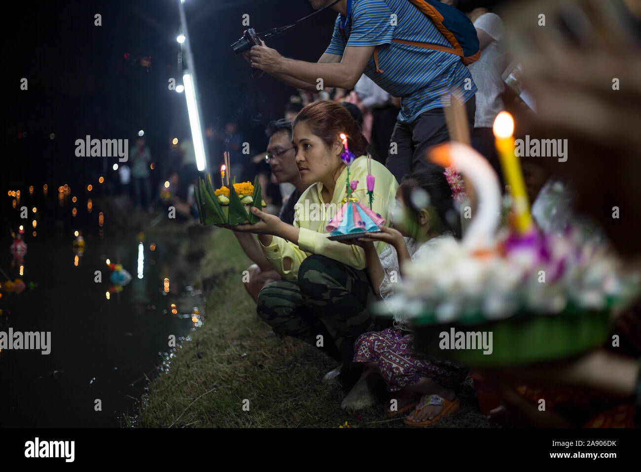 Bangkok, Thaïlande. 11Th Nov, 2019. Une femme prie avant de relâcher un Kratong dans un étang à l'occasion du Festival Loy Kratong à Bangkok.En libérant les petites lanternes 'Kratong' dans l'étang ou la rivière, Thai de tout le pays de rendre hommage à la déesse de l'eau tandis que des excuses pour avoir pollué l'eau. Credit : SOPA/Alamy Images Limited Live News Banque D'Images