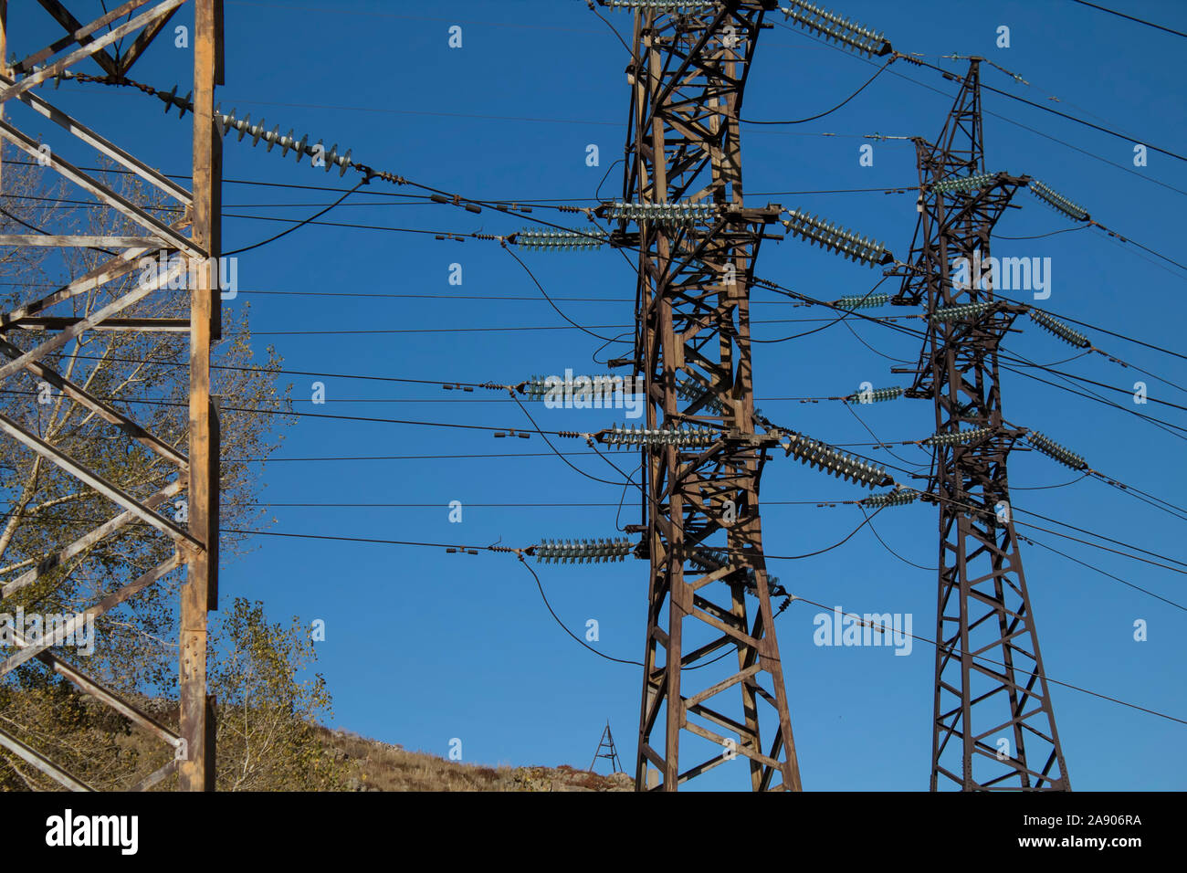 Metal poteau et lignes à haute tension. Banque D'Images