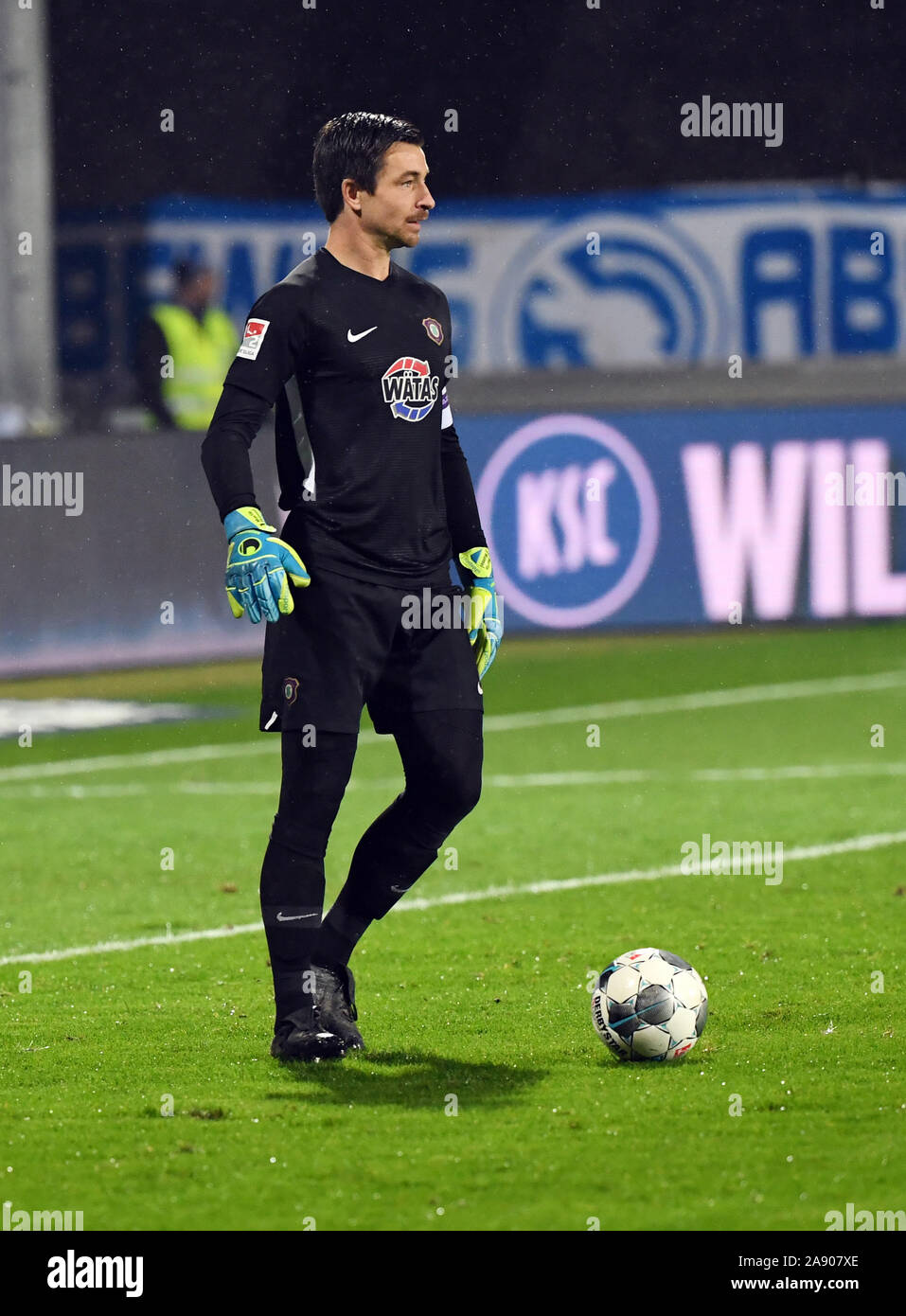 Karlsruhe, Allemagne. 11Th Nov, 2019. Soccer : 2ème Bundesliga, Karlsruher SC - Erzgebirge Aue, 13e journée dans le Wildparkstadion. L'Auer Martin Männel. Credit : Uli Deck/DPA - NOTE IMPORTANTE : en conformité avec les exigences de la DFL Deutsche Fußball Liga ou la DFB Deutscher Fußball-Bund, il est interdit d'utiliser ou avoir utilisé des photographies prises dans le stade et/ou la correspondance dans la séquence sous forme d'images et/ou vidéo-comme des séquences de photos./dpa/Alamy Live News Banque D'Images