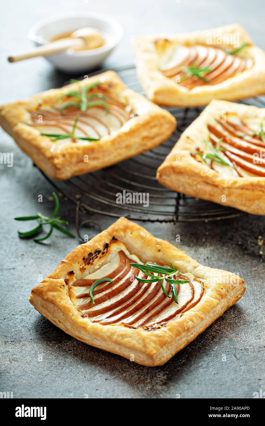 Les feuilletés de fines tranches de poire, de miel et de romarin, dessert de saison automne Banque D'Images