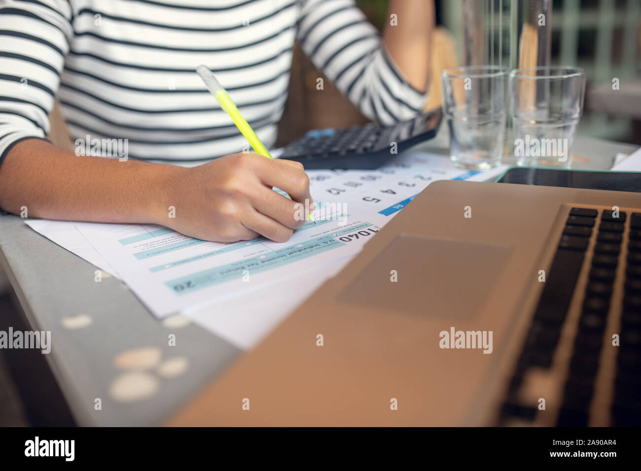 Young businesswoman en remplissant la déclaration d'impôt personnels Banque D'Images