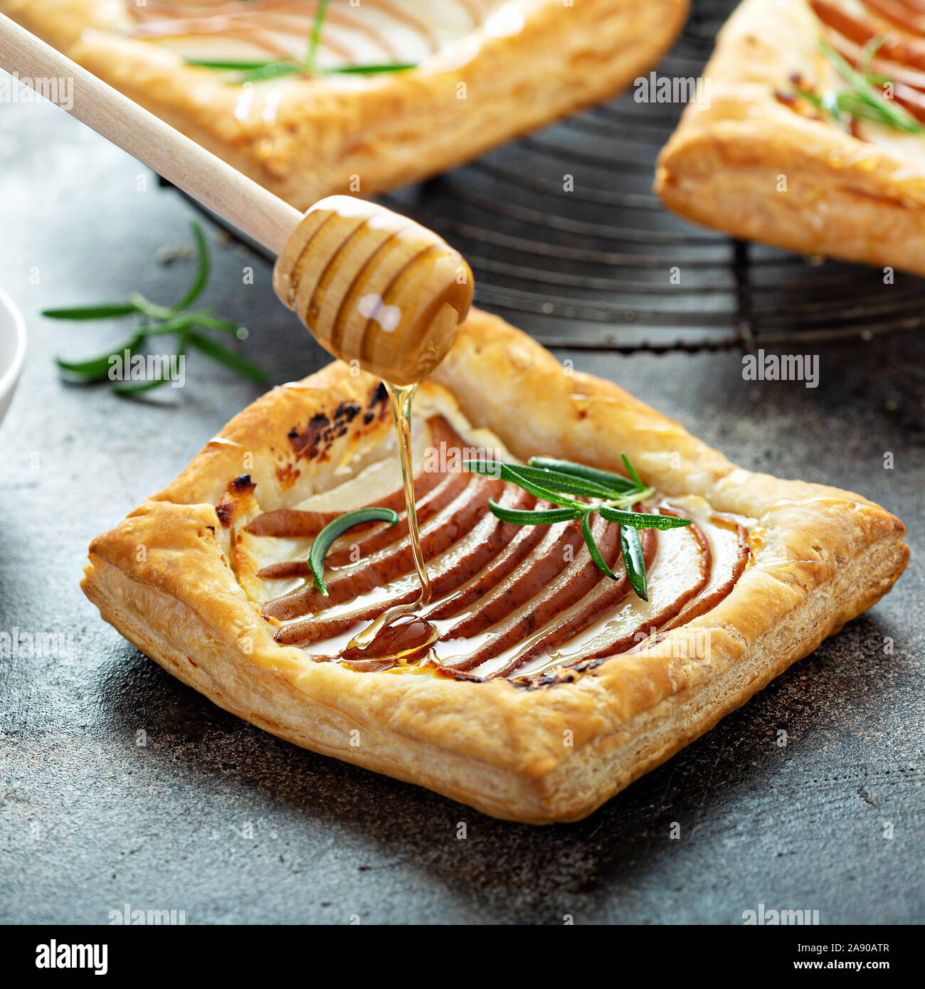 Les feuilletés de fines tranches de poire, de miel et de romarin, dessert de saison automne Banque D'Images