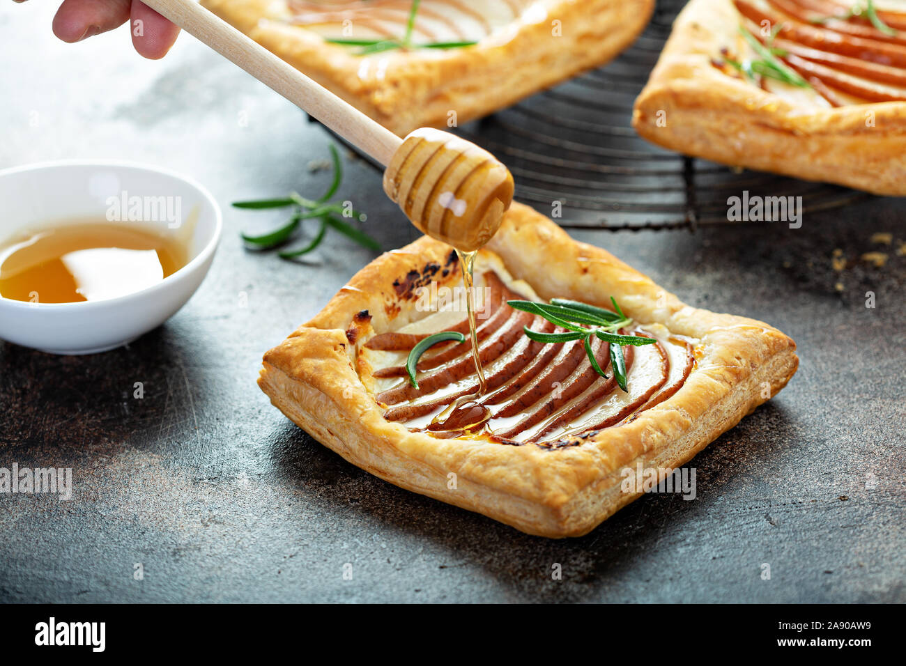 Les feuilletés de fines tranches de poire, de miel et de romarin, dessert de saison automne Banque D'Images