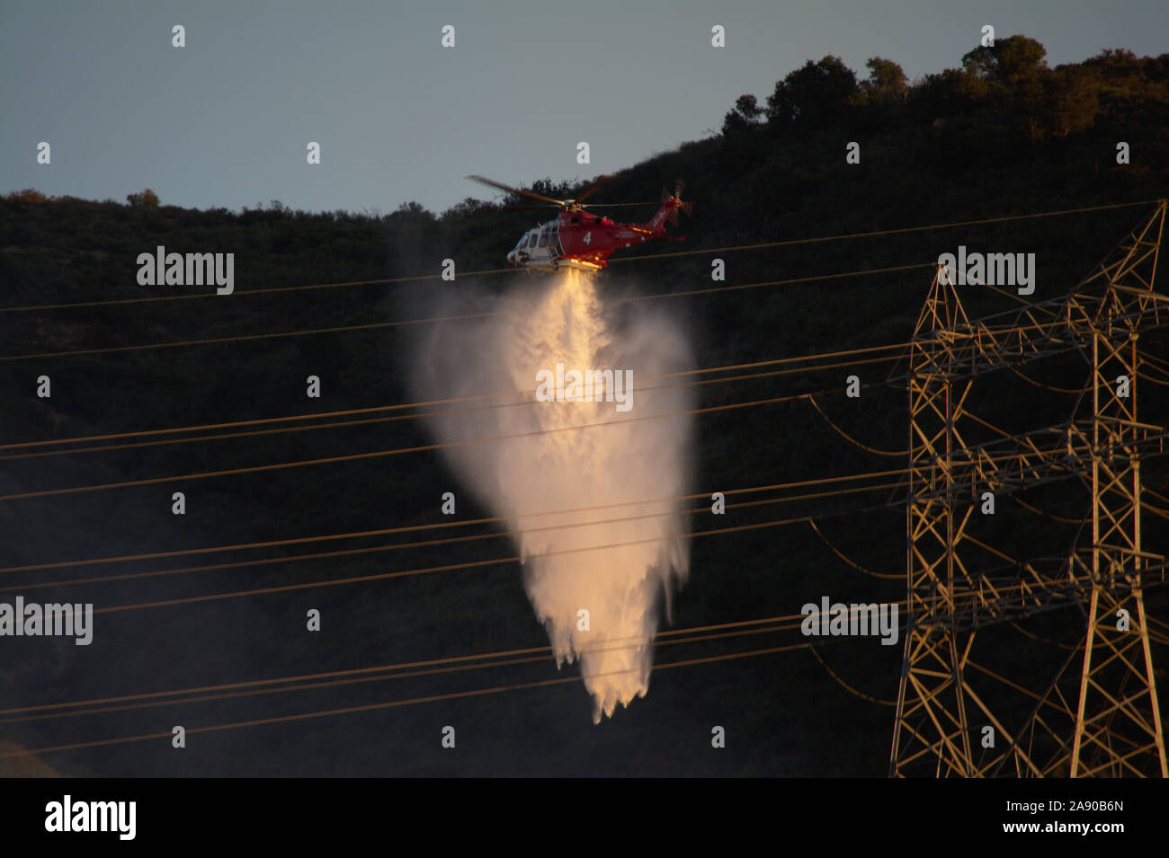 Service d'incendie de Los Angeles chute d'hélicoptère de l'eau sur un feu de brousse à Hollywood Hills Banque D'Images