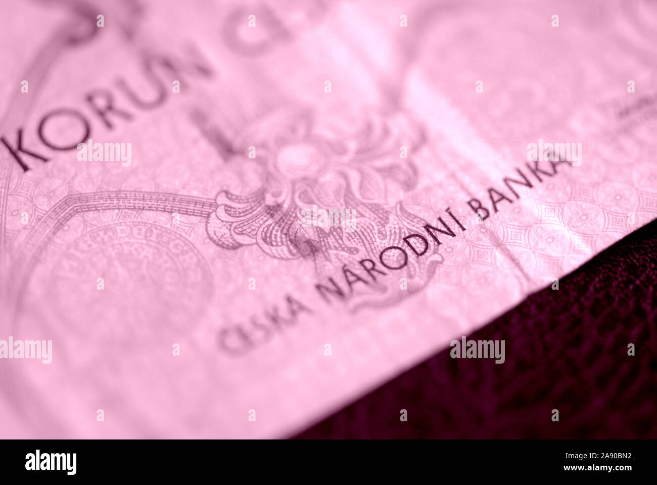 Fragment d'un billet de banque tchèque dans une centaine de couronnes libre. Contexte de l'argent aux tons de couleur rose Banque D'Images
