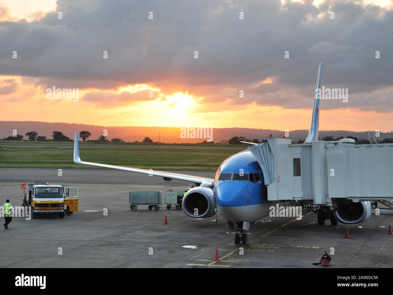 Coucher du soleil à l'Aéroport International Moi. TUI Fly avions stationnés à la porte. Mombasa, Kenya Banque D'Images