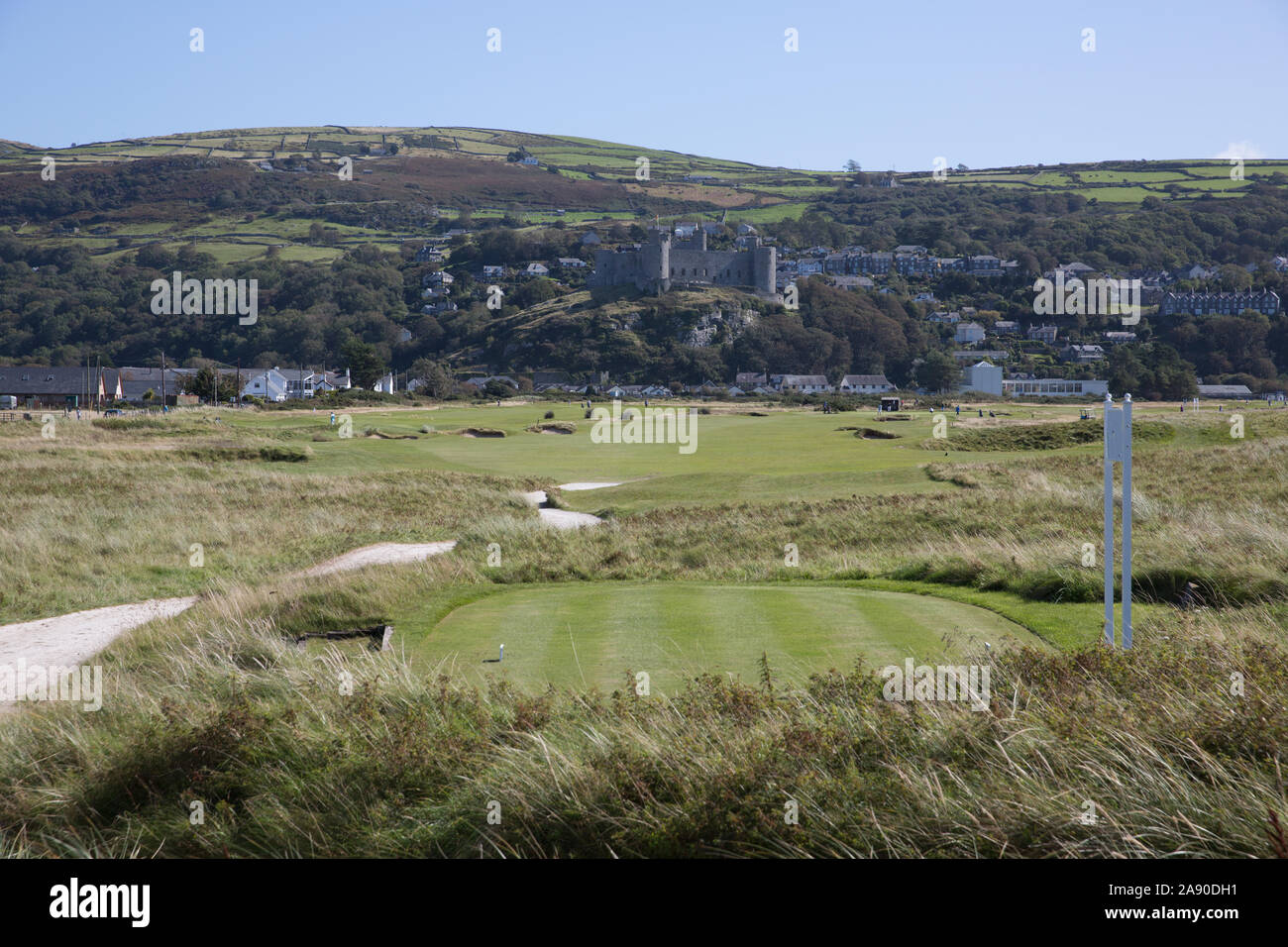 Harlech Castle dans le Nord du Pays de Galles UK vue du golf Banque D'Images