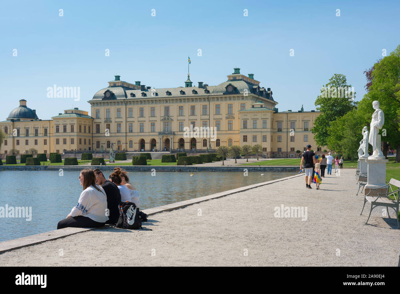 Château de Drottningholm, vue en été des touristes qui visitent le palais royal de Drottningholm - suédois (Drottningholms Slott) - sur l'île de Lovön, Suède. Banque D'Images