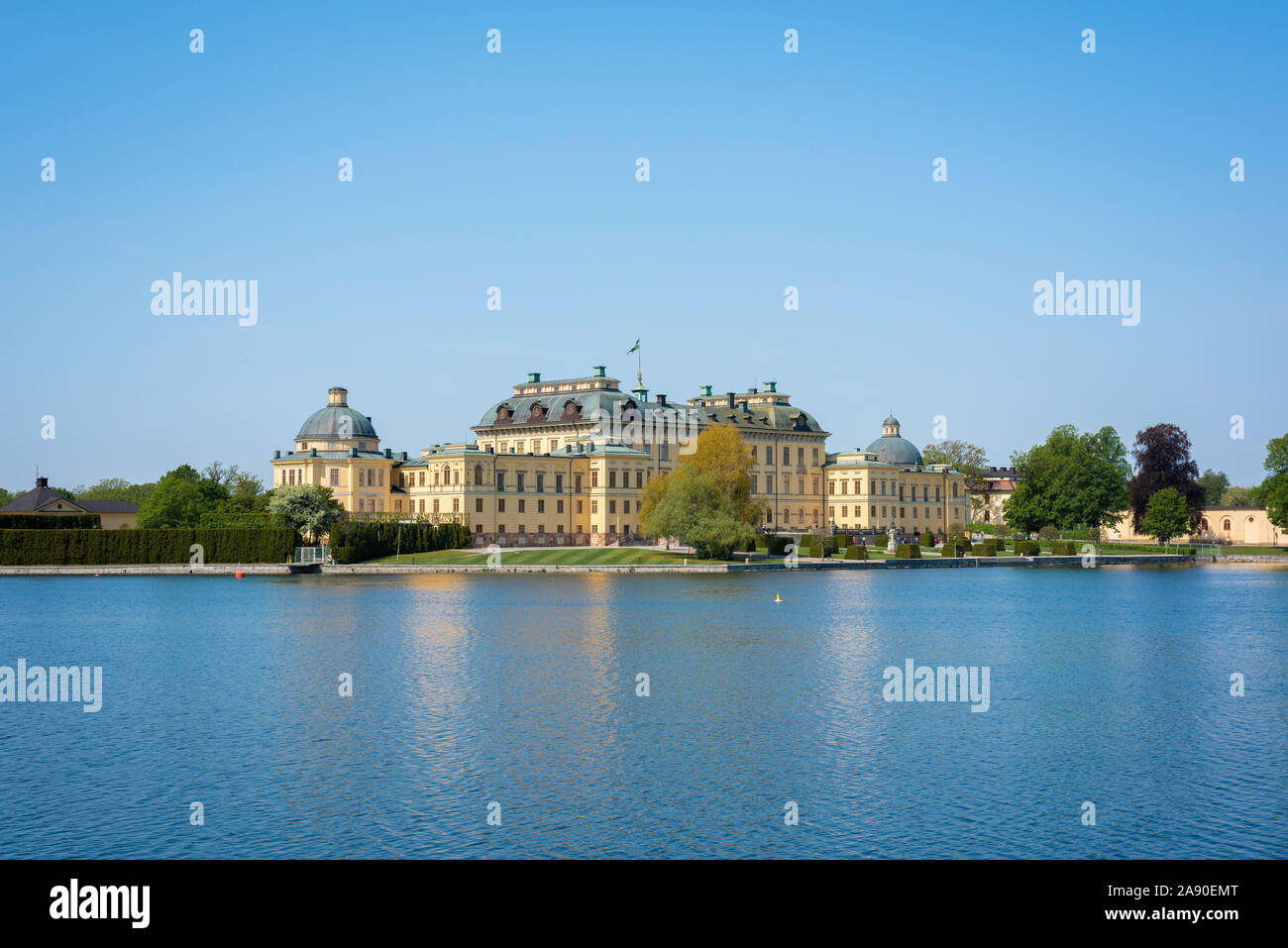 Château de Drottningholm en Suède, voir en été de l'est avant de Drottningholm avec Lake Malaren au premier plan, l'île de Lovön, Suède. Banque D'Images