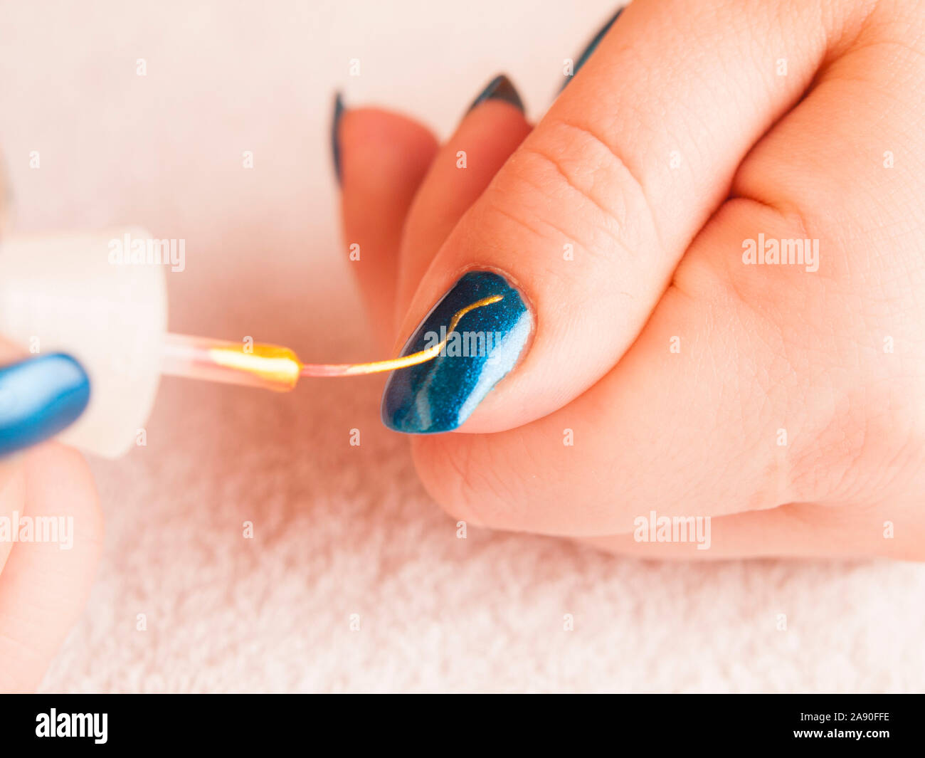 Nail art - décoration d'ongles avec les vernis à ongles Banque D'Images
