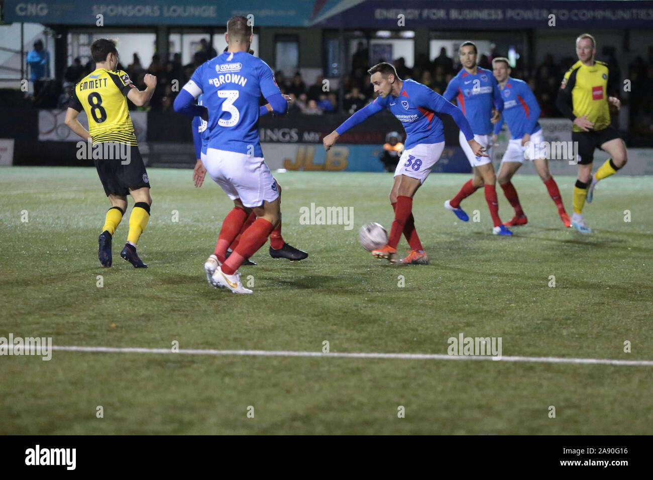 HARROGATE, England - 11 novembre Brett Pitman de Portsmouth supprime le danger au cours de la FA Cup 1er tour match entre la ville de Harrogate et de Portsmouth à Wetherby Road, Harrogate Le lundi 11 novembre 2019. (Crédit : Harry Cook | MI News) photographie peut uniquement être utilisé pour les journaux et/ou magazines fins éditoriales, licence requise pour l'usage commercial Crédit : MI News & Sport /Alamy Live News Banque D'Images