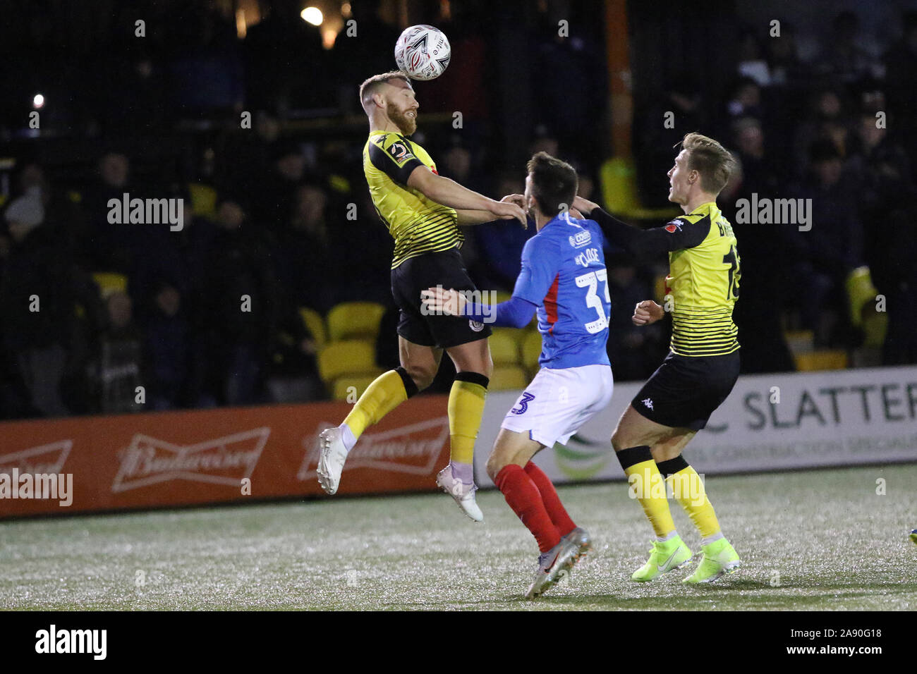 HARROGATE, England - 11 novembre George Thomson remporte la coupe pendant le 1er tour de la FA Cup match entre la ville de Harrogate et de Portsmouth à Wetherby Road, Harrogate Le lundi 11 novembre 2019. (Crédit : Harry Cook | MI News) photographie peut uniquement être utilisé pour les journaux et/ou magazines fins éditoriales, licence requise pour l'usage commercial Crédit : MI News & Sport /Alamy Live News Banque D'Images