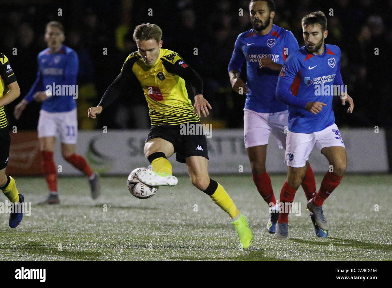 HARROGATE, England - 11 novembre Alex Bradley de Harrogate Townwins la balle au cours de la FA Cup 1er tour match entre la ville de Harrogate et de Portsmouth à Wetherby Road, Harrogate Le lundi 11 novembre 2019. (Crédit : Harry Cook | MI News) photographie peut uniquement être utilisé pour les journaux et/ou magazines fins éditoriales, licence requise pour l'usage commercial Crédit : MI News & Sport /Alamy Live News Banque D'Images