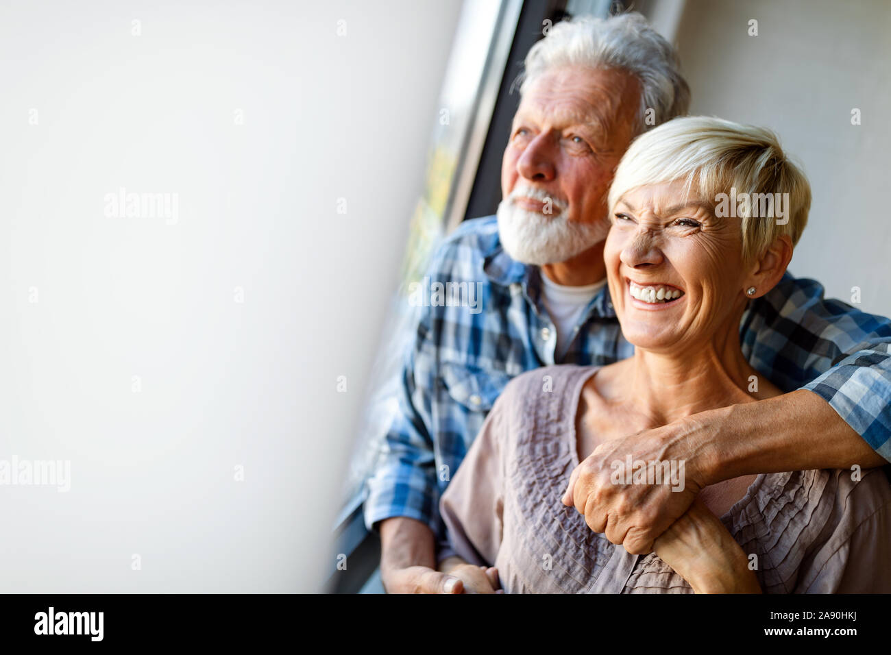 Happy senior couple in love hugging et le collage avec des vraies émotions à la maison Banque D'Images
