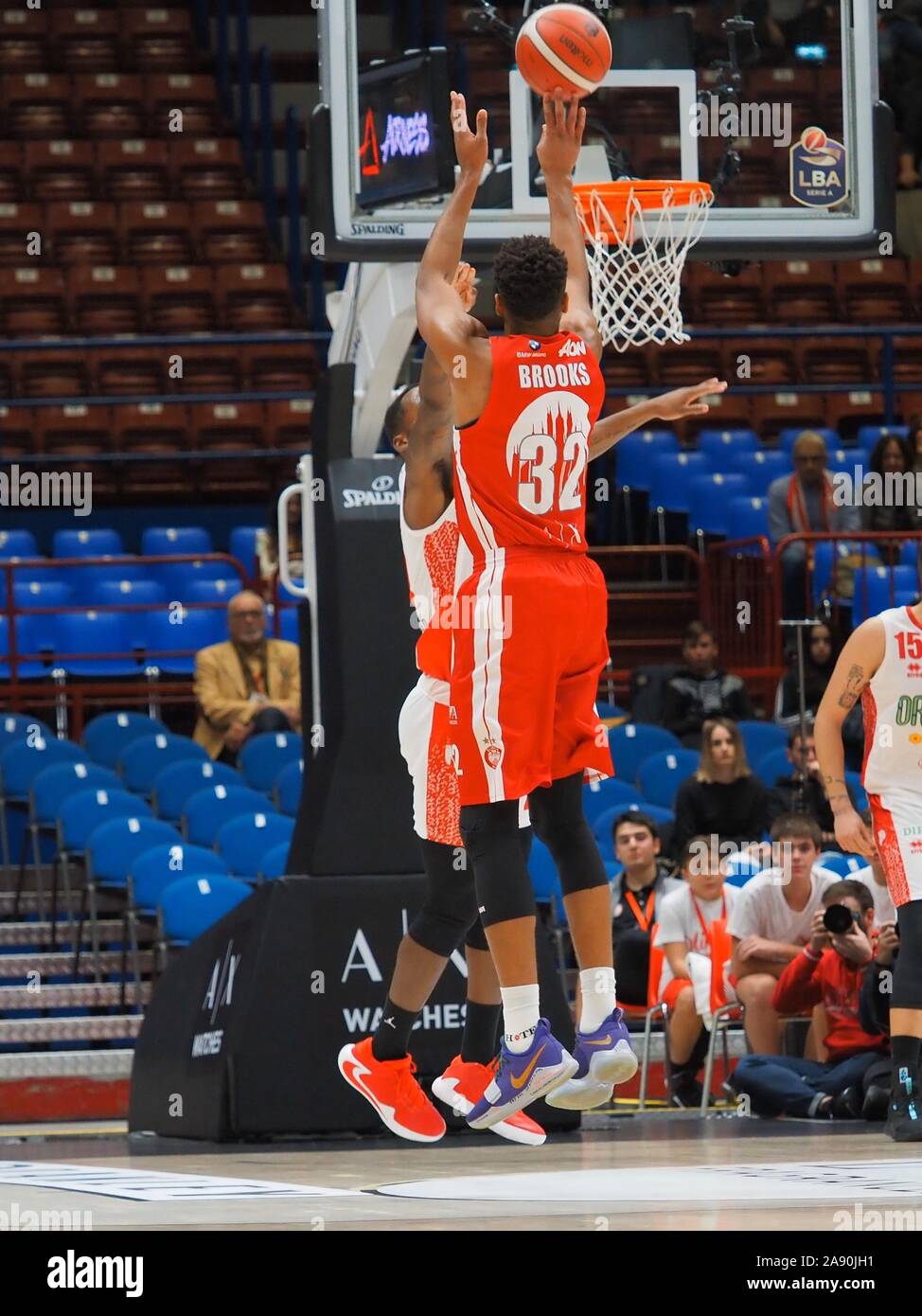 Milano, Italie. 11Th Nov, 2019. Jeff Brooks d'ax armani olimpia milano sur shot contro pistoiaduring AX Armani Exchange Olimpia Milan vs OriOra de Pistoia, de basket-ball italien une série Championship à Milan, Italie, 11 novembre 2019 - LPS/crédit : Savino Savino Paolella Paolella/LPS/ZUMA/Alamy Fil Live News Banque D'Images