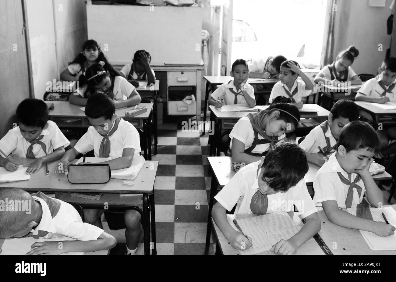 Cuba : Schoolkids ayant classe à Trinidad. Le système d'éducation est meilleure que dans beaucoup d'autres îles des Caraïbes Banque D'Images