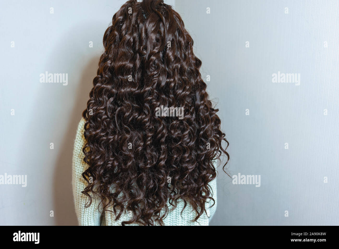 Tissage de cheveux, photo d'une fille, le résultat du travail d'un salon de  beauté avant et après, afro boucle close-up sur fond blanc Photo Stock -  Alamy