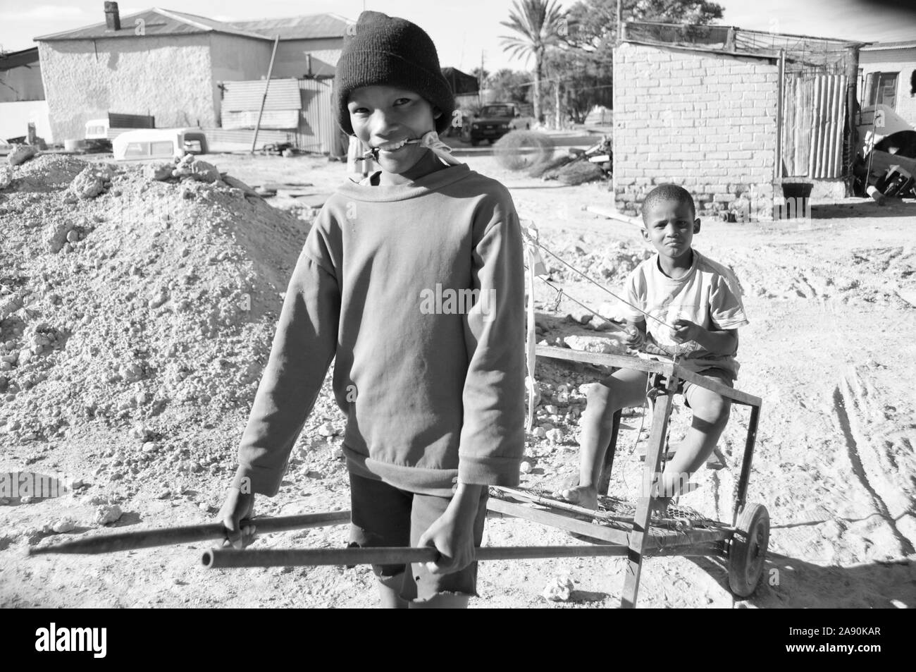 Quelqu'un doit jouer le dunky : deux garçons namibiens jouent un ânes. Banque D'Images