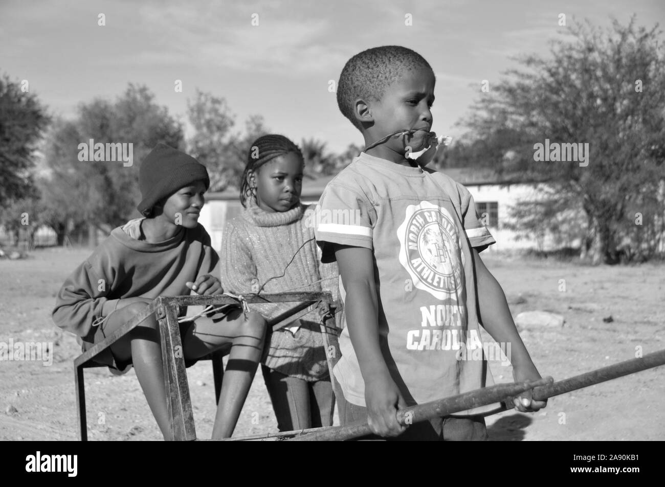 Quelqu'un doit jouer le dunky namibienne : deux garçons et une fille jouent un ânes. Banque D'Images
