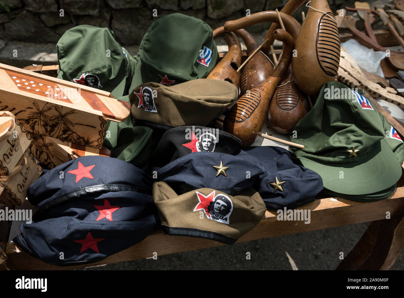 Une pile de chapeaux cubain avec l'insigne de Che Guevara à la vente à un  décrochage des souvenirs pour touristes à Cuba Photo Stock - Alamy
