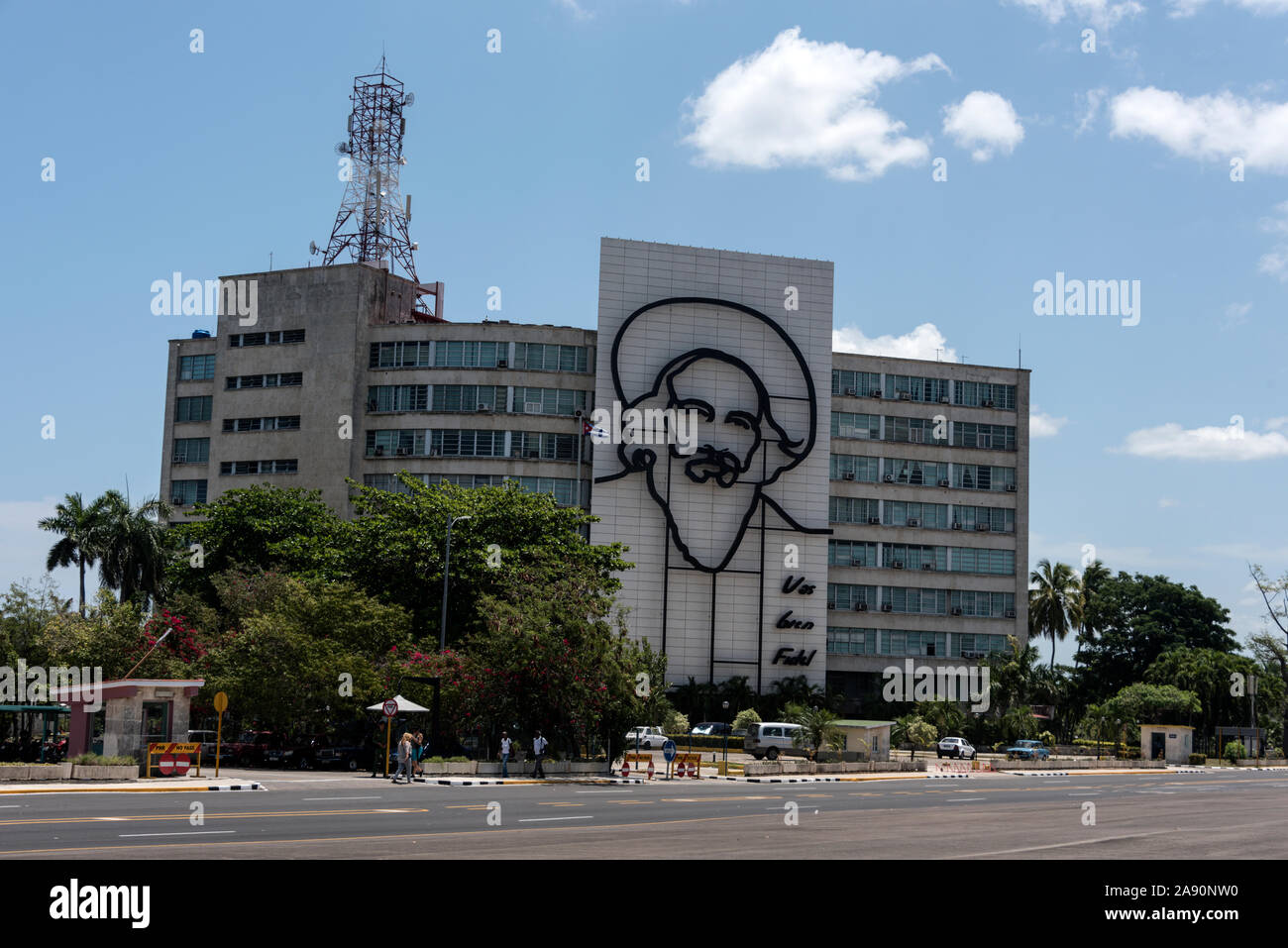 Sur le mur du ministère cubain des Communications - Cubano Ministerio de Comunicaciones, se trouve un grand portrait du leader de la Révolution cubaine, Camilo Cien Banque D'Images