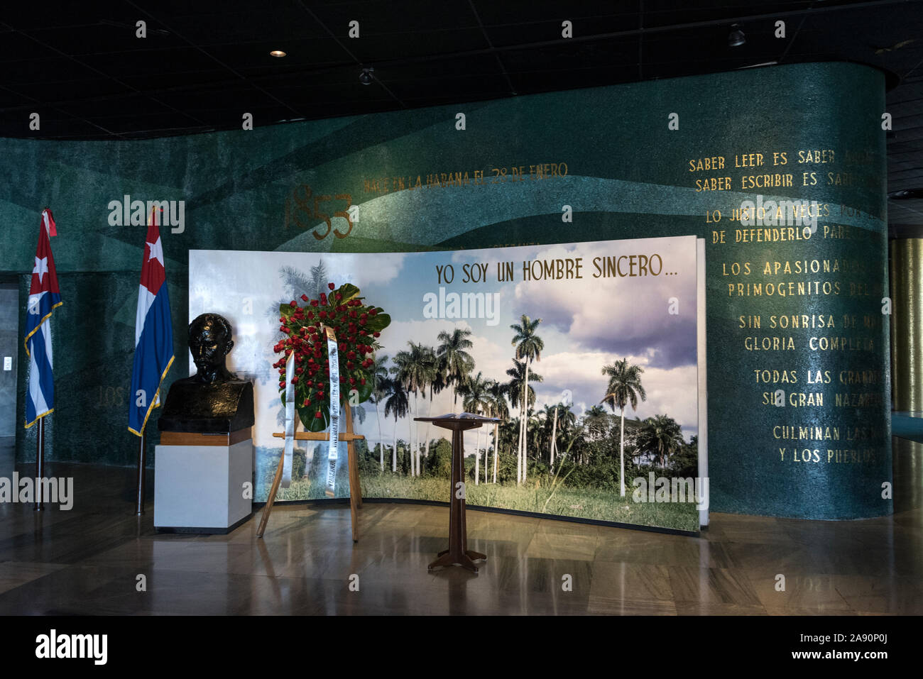 À l'intérieur de l'entrée principale de la Tour commémorative José Martí de 109 m (358 pieds), se trouve un musée célébrant l'histoire de la révolution cubaine de 1959. Banque D'Images