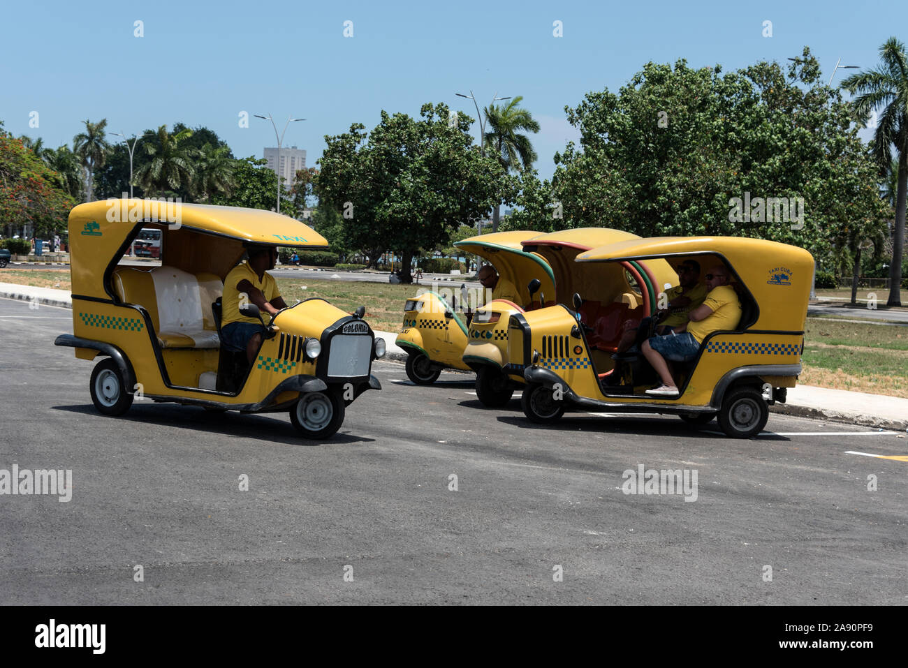 Taxis coco à la Plaza Revolution à la Havane, Cuba. Banque D'Images