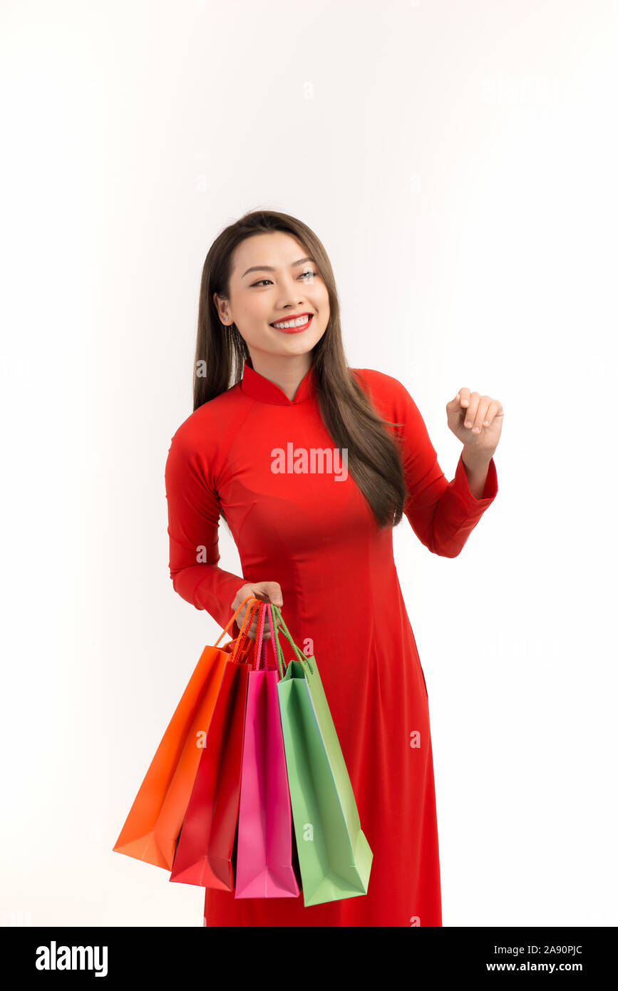 Femme orientale en rouge ao dai vietnamien traditionnel avec panier Banque D'Images