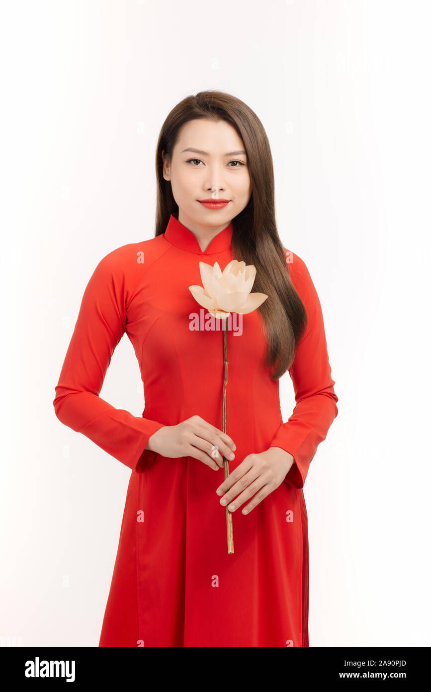 La beauté des vietnamiennes portent le costume traditionnel avec fleur de lotus dans sa main Banque D'Images