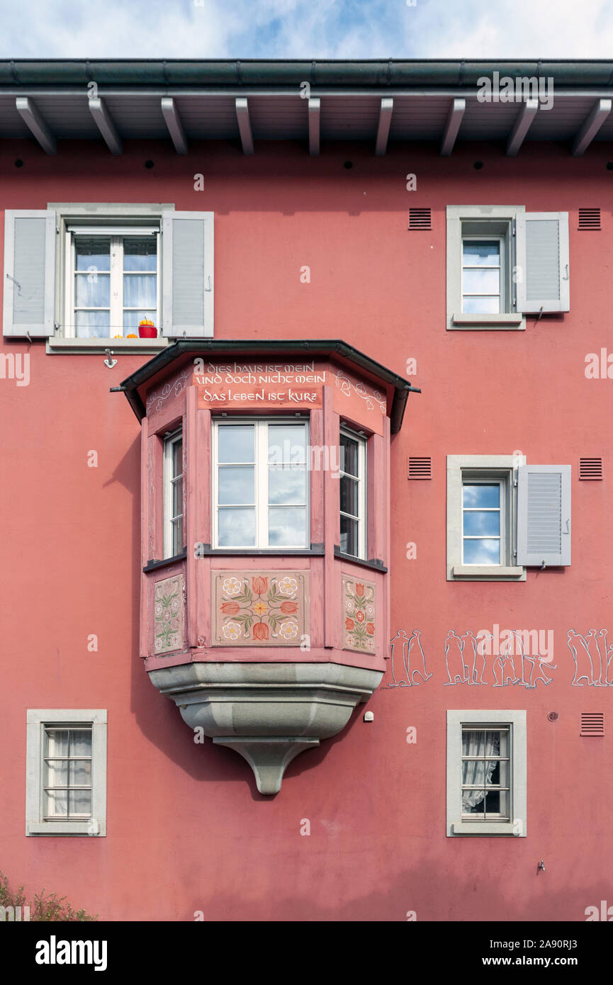 Bâtiment médiéval historique décoré avec des fenêtres en baie à une place de la ville, dans la vieille petite ville de Stein am Rhein, Suisse. Banque D'Images